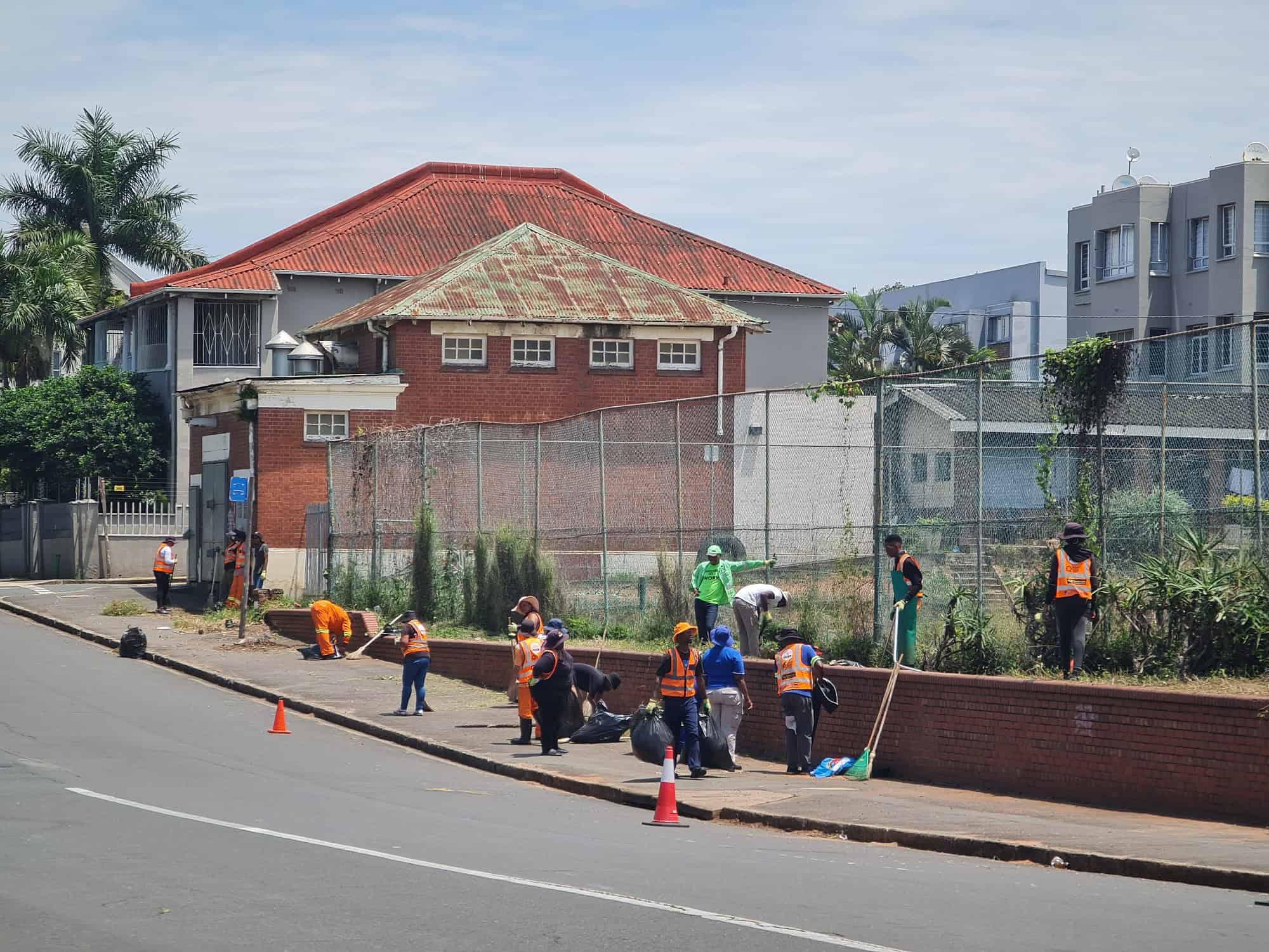 Community finally tackles unsightliness at Frere Tennis Courts | Berea Mail