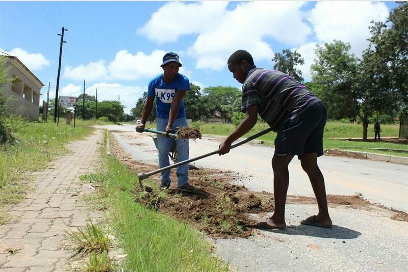 Community offers to aid municipality with road repair | Lowvelder