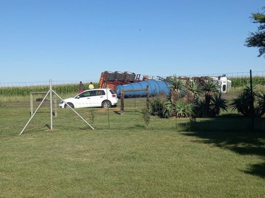 Trok Tref Bakkie Reg Voor Skool Middelburg Observer