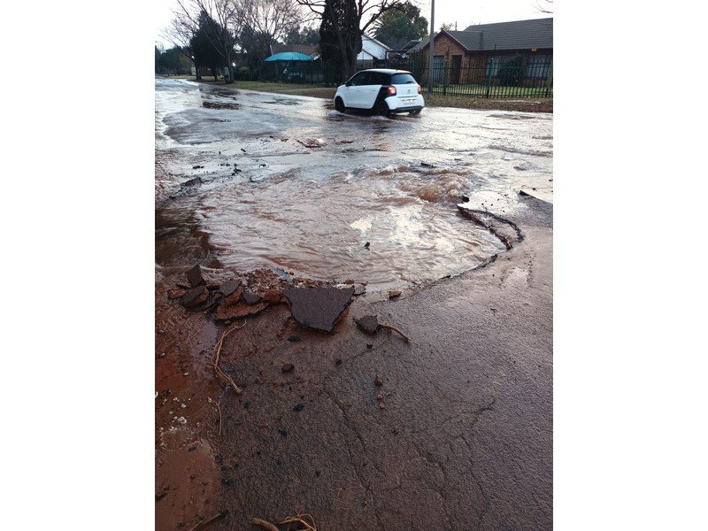 Water leak causes large sinkhole in Mineralia Middelburg Observer
