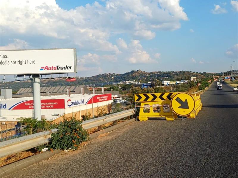 Motorists Warned As Sinkhole Develops On Hendrik Potgieter motorists-warned-as-sinkhole-develops-on-hendrik-potgieter