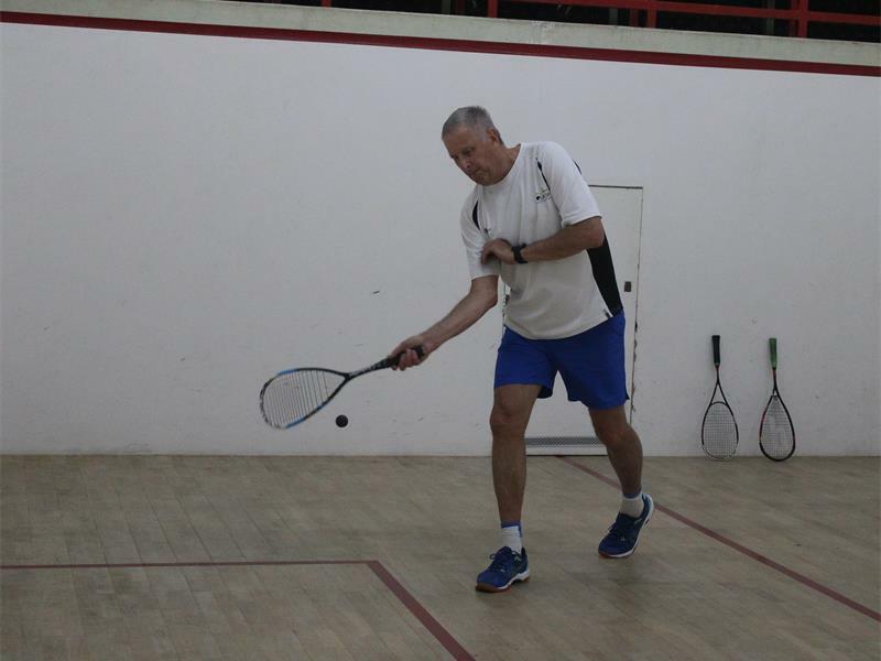 Członkowie Wanderers Club doskonalą swoje umiejętności w squasha