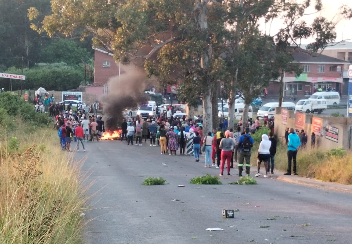 WARNING Protesters take to the streets of Roseneath South Coast Herald