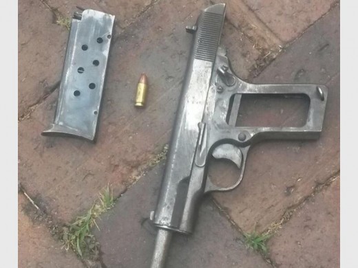 The unlicensed firearm and bullet found on the suspects. Picture: Norkem Park police