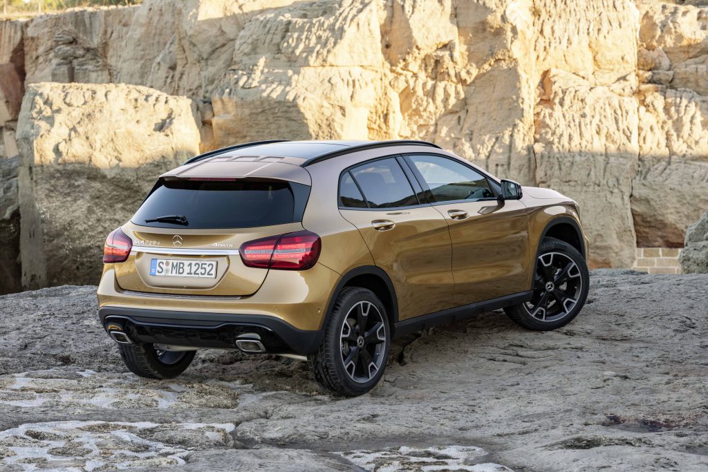 Mercedes-Benz GLA 220d 4MATIC, canyonbeige, Fahraufnahme // Mercedes-Benz GLA 220d 4MATIC, canyon beige, driving shot Kraftstoffverbrauch kombiniert: 4,8 l/100 km, CO2-Emissionen kombiniert: 127 g/km // Fuel consumption combined:  4.8 l/100 km; Combined CO2 emissions: 127 g/km