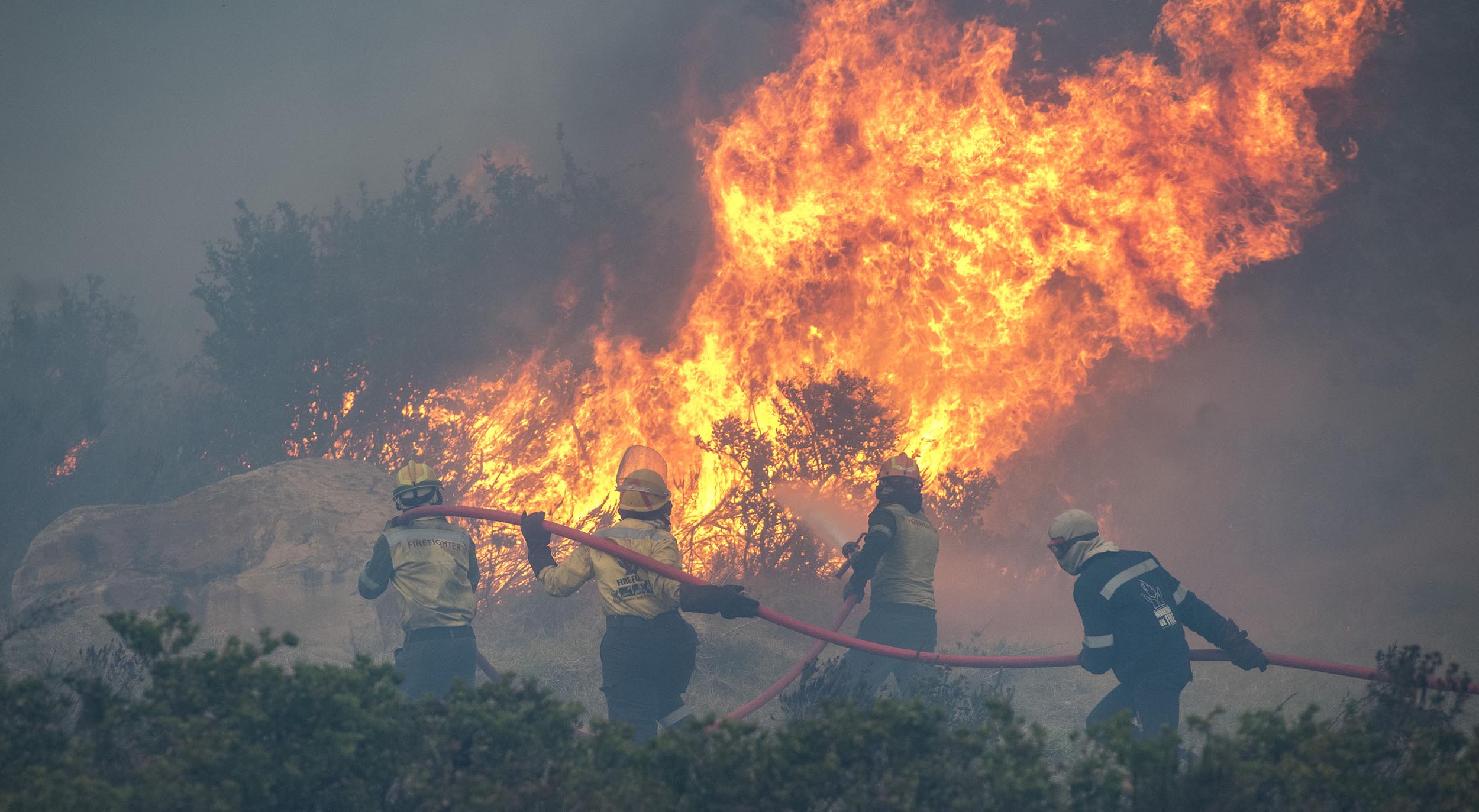 Cape Town Table Mountain fires being fought by firefighters