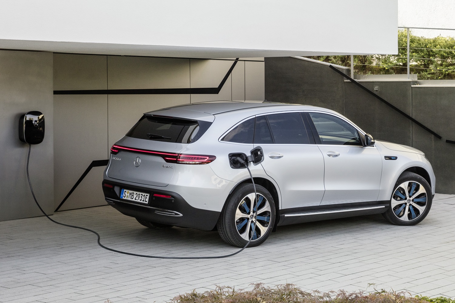 Do electric cars' batteries drain when not in use? The Citizen